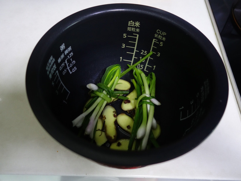 电饭锅版盐焗鸡的做法图解4